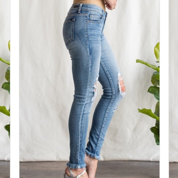 ✨NWT. Sneak Peek Destroyed Skinny Jeans - Picture 3 of 5